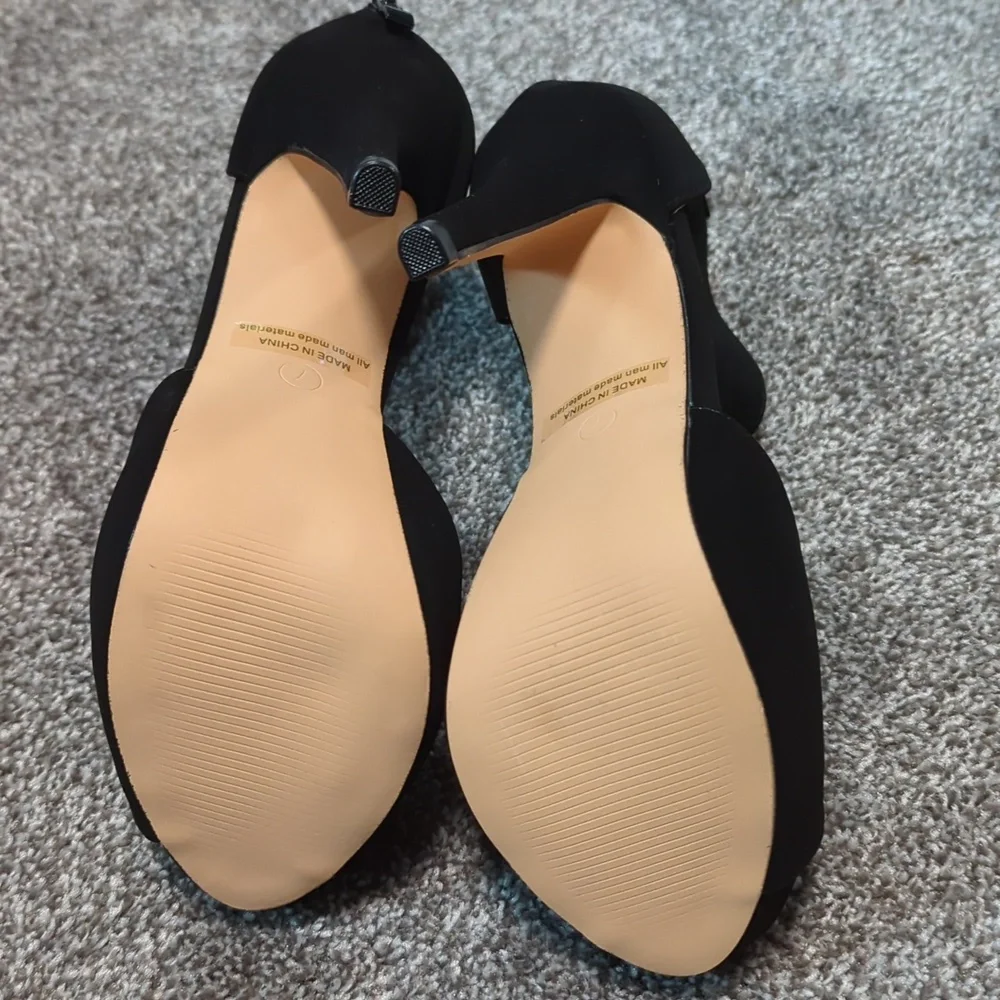 Black Platform pumps Open toe Ankle strap with back zipper! Size 7 NEW